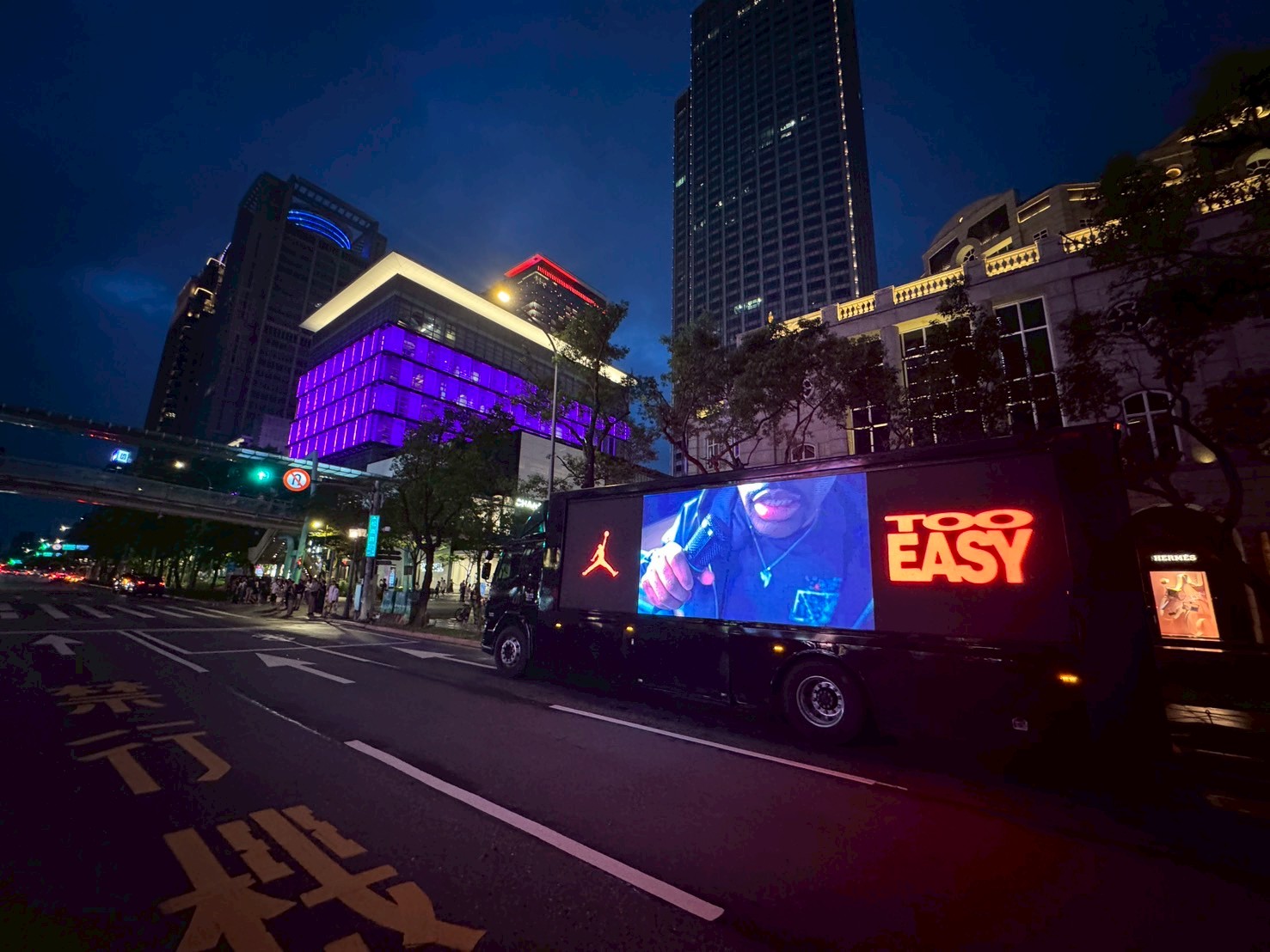 知名體育品牌大型LED廣告車_廣告車,LED行動車,行動燈箱車,活動燈箱車,行動車廣告,戶外看板媒體,行銷活動,藝術裝置物,大型LED廣告車、LED行動廣告車